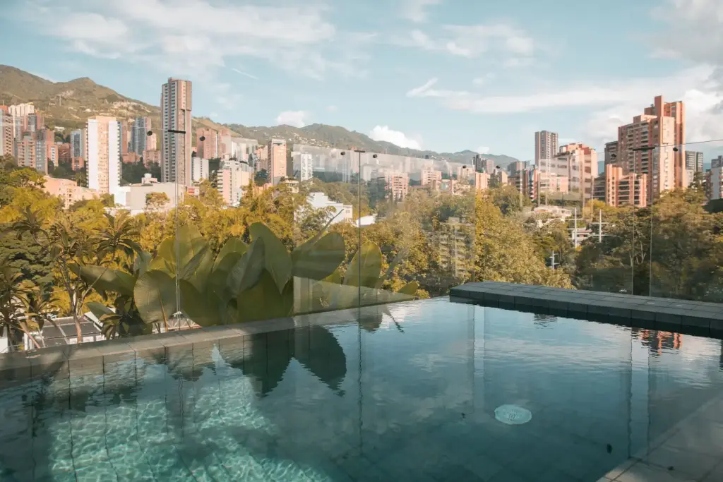 "Piscina del hotel"